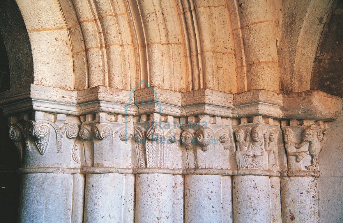 Capiteles de la portada de acceso al templo