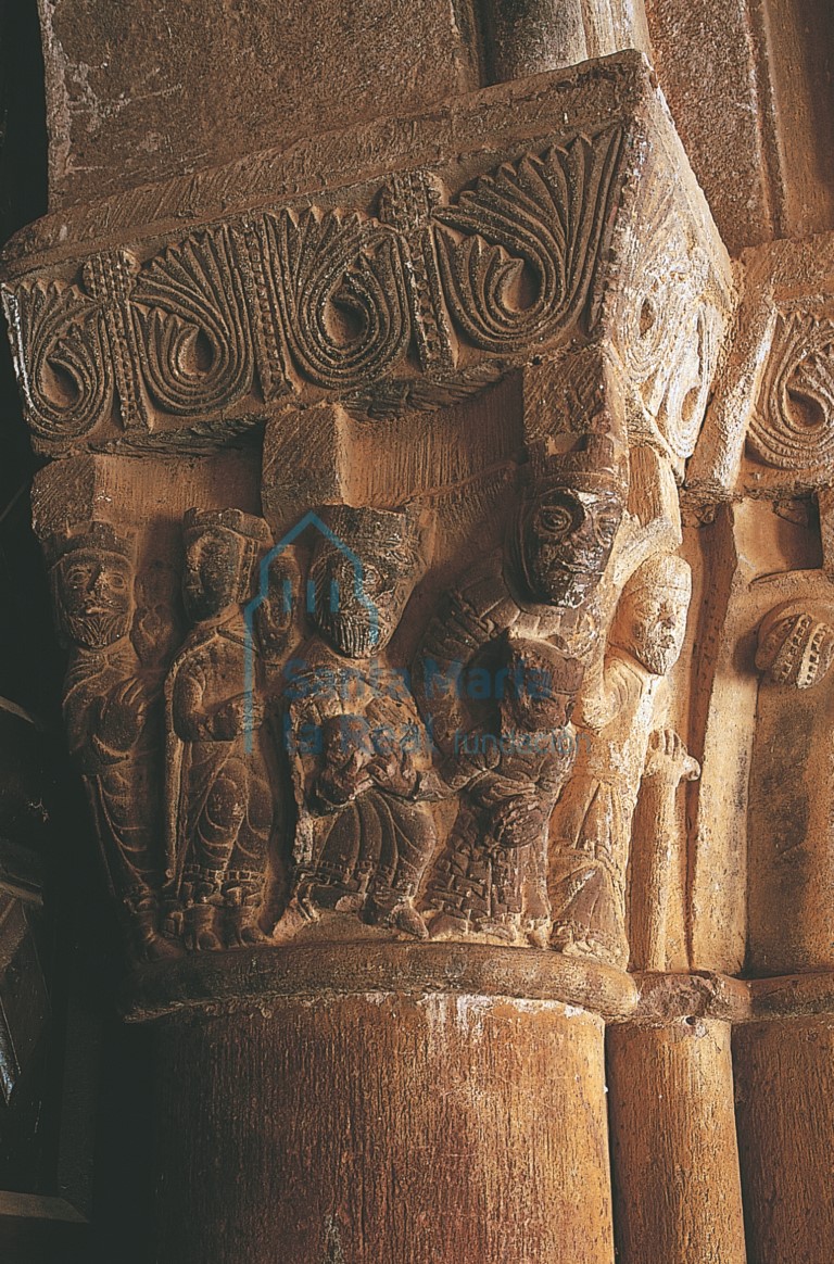 Capitel del lado derecho de la portada, con Adoración de los Reyes Magos