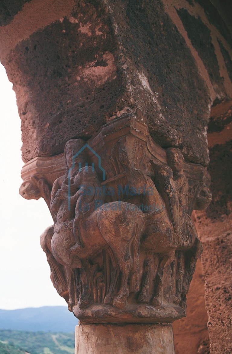 Capitel de la ventana con caballero acosando a una hembra de centauro