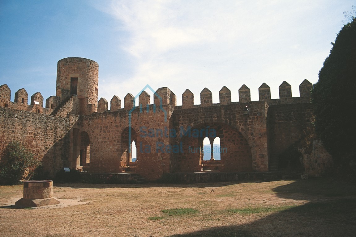 Interior del castillo con los restos del ala residencial al fondo