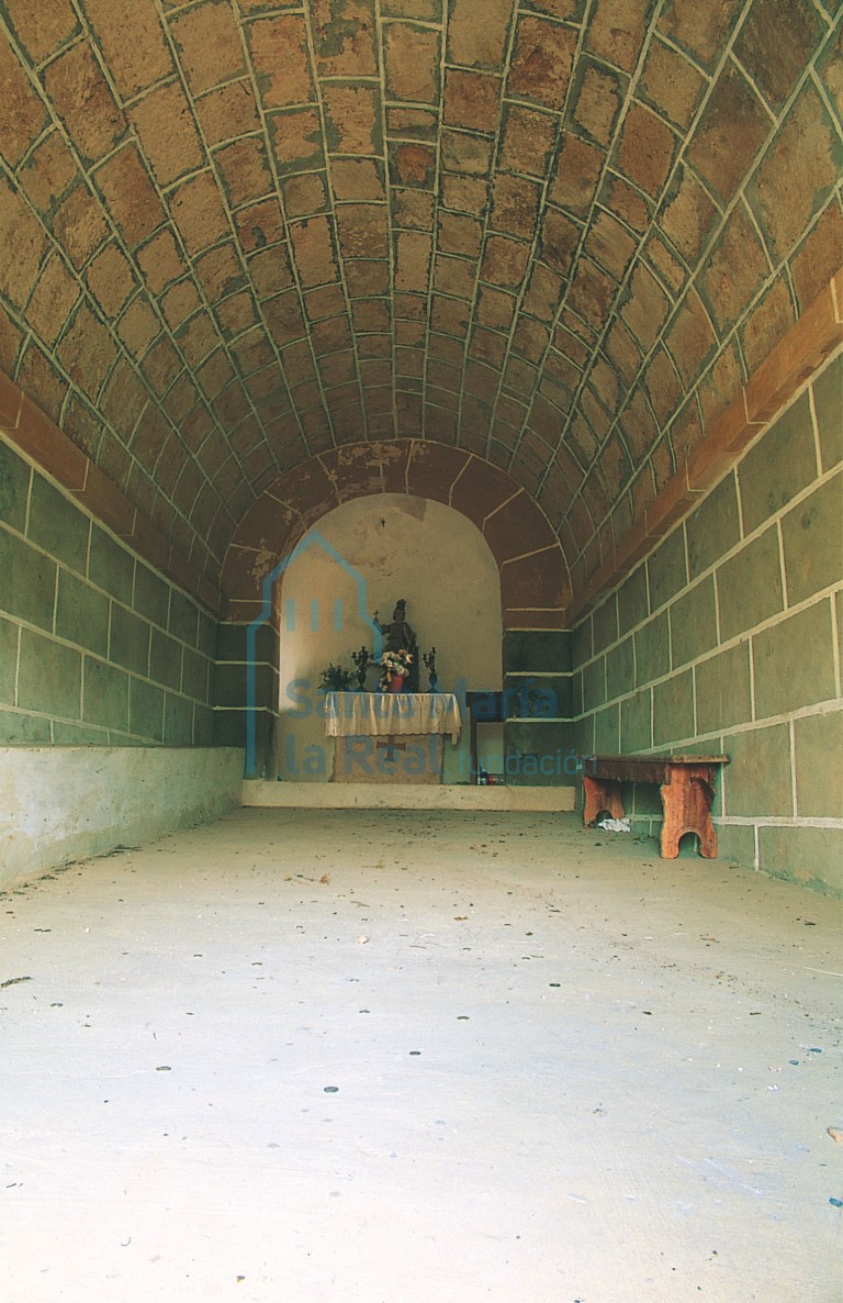 Interior de la reconstruida ermita hacia la cabecera