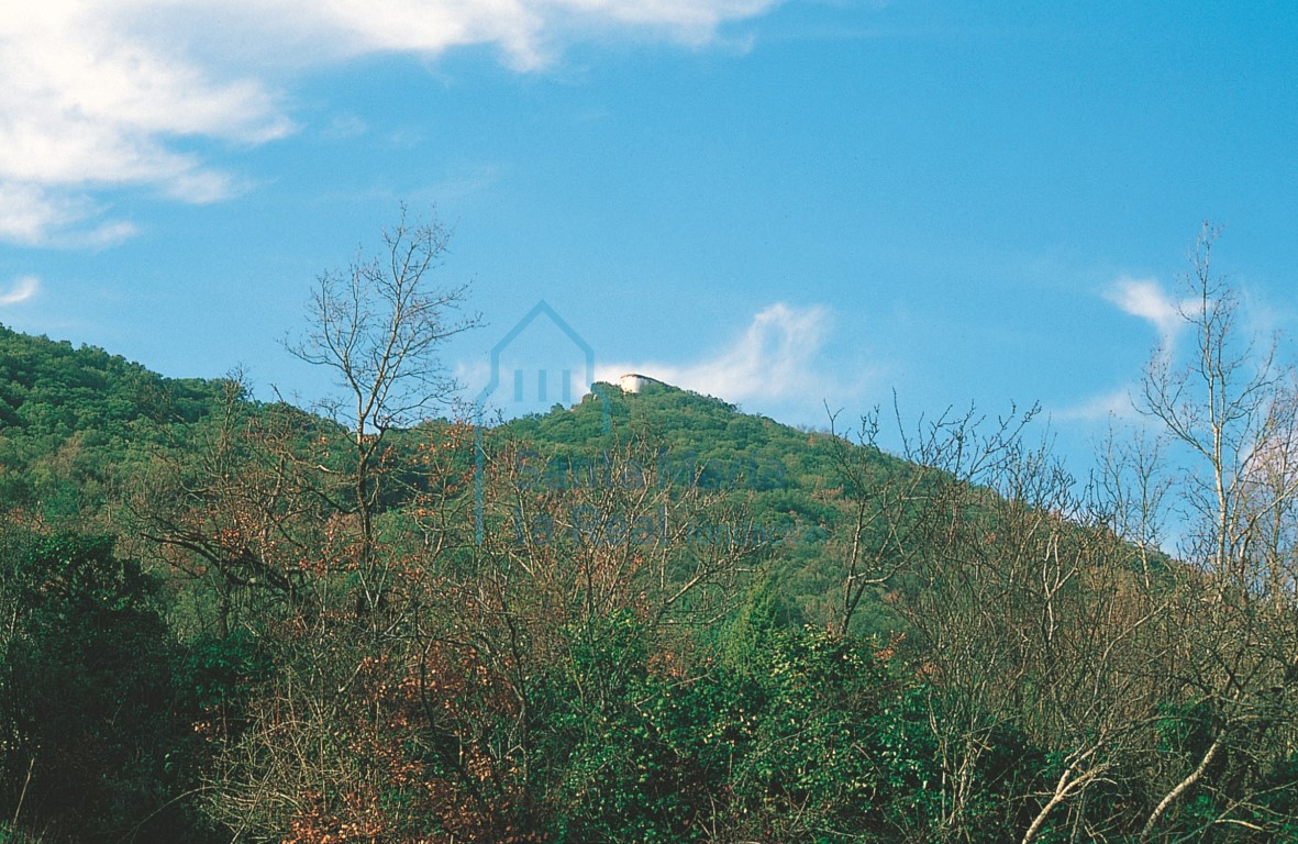 Vista de la ermita coronando el cerro de San Miguel