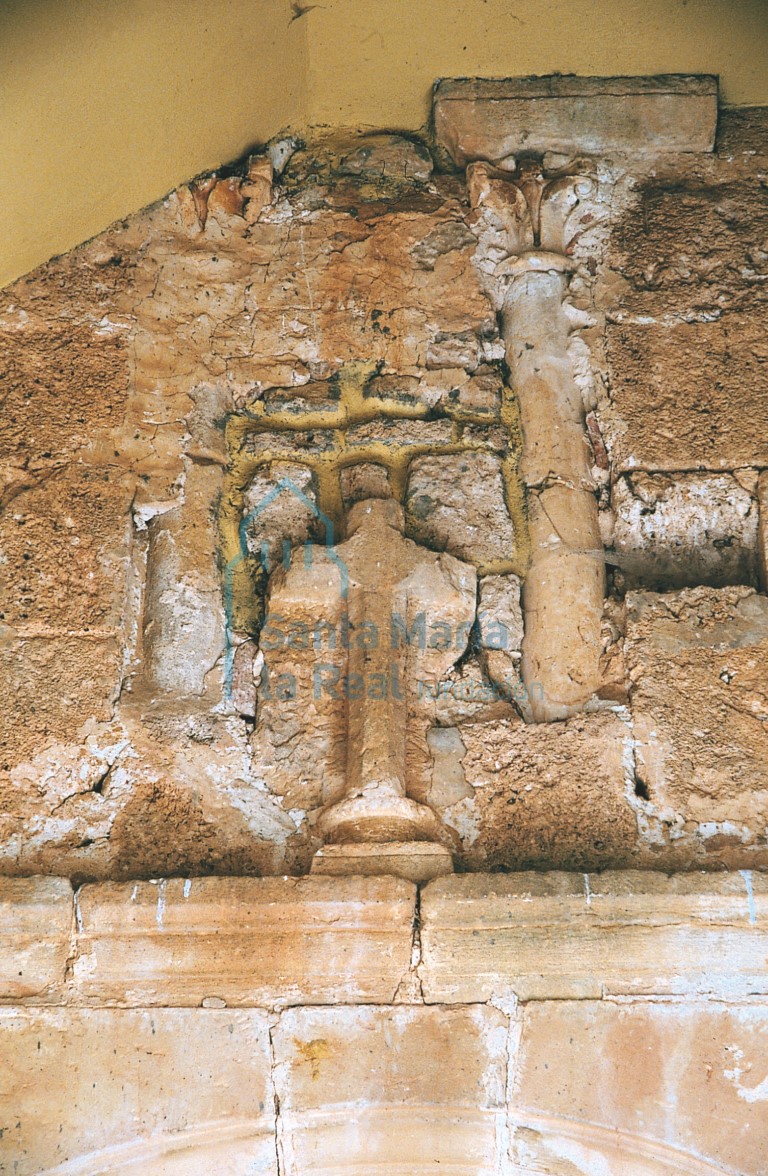 Ventana cegada en el antiguo testero. Tras el cambio de orientación litúrgica se cegó y se abrió bajo ella la portada