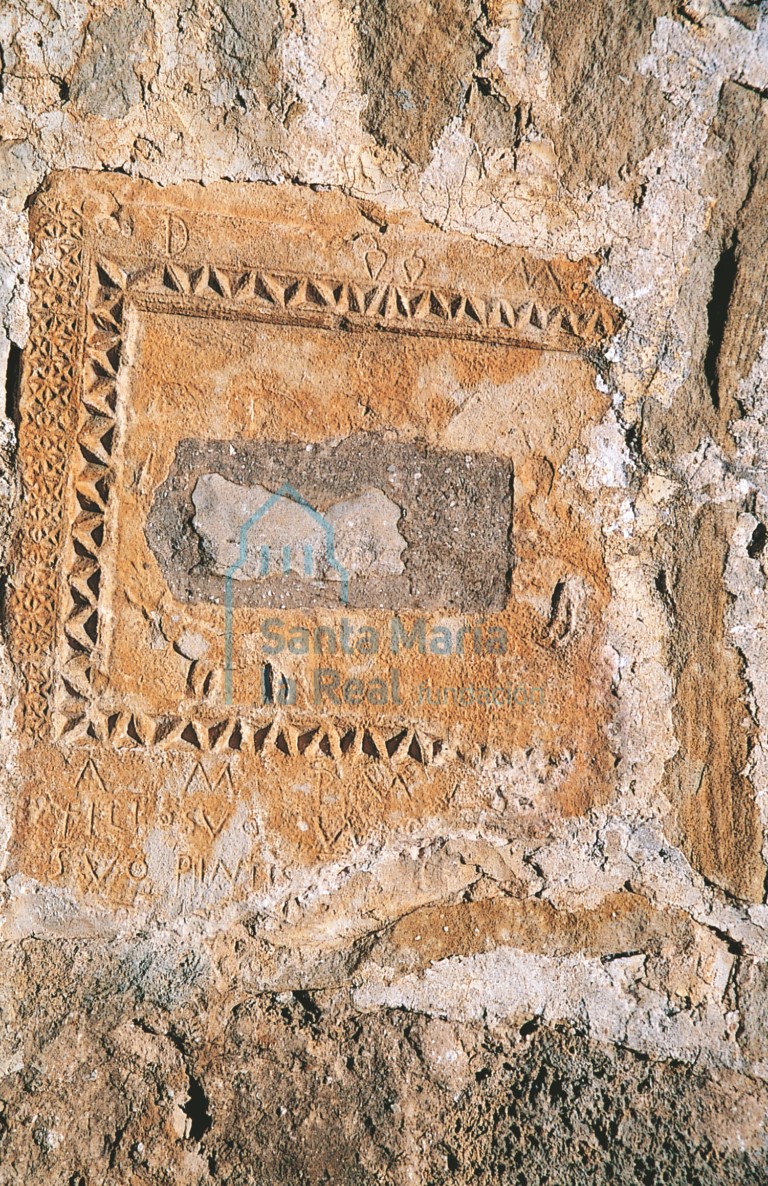 Estela romana reutilizada en el muro sur