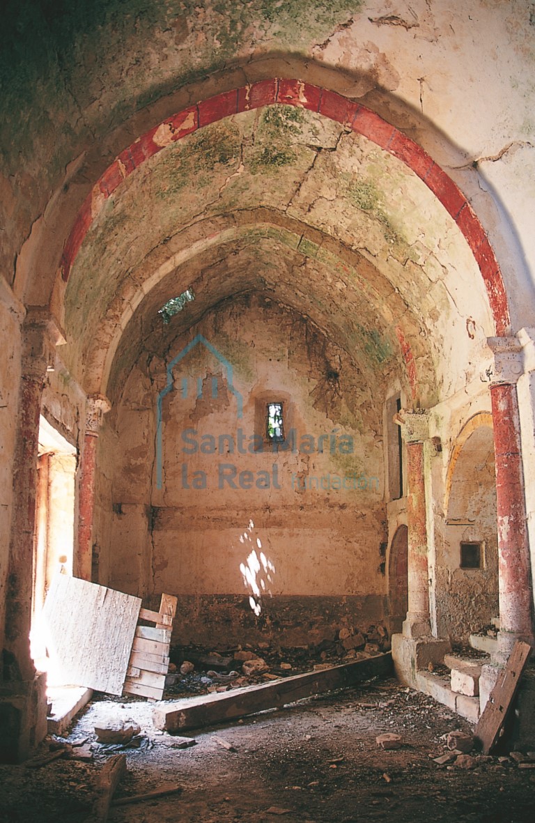 Interior de la nave hacia la cabecera