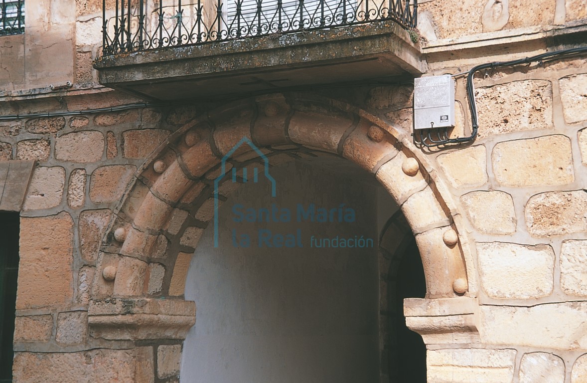 Arquivolta reutilizada en la portada. Procedente de iglesia de San Juan Bautista del Barrio de Arriba