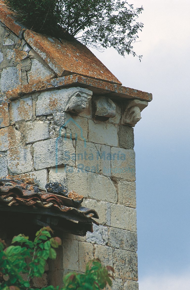 Canecillos reutilizados en el testero de la capilla