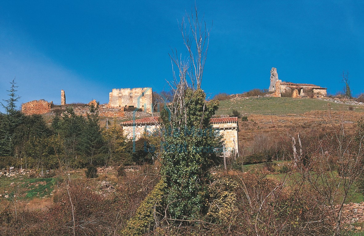 Antiguo emplazamiento del caserío, con la ermita en primer término y la iglesia arriba