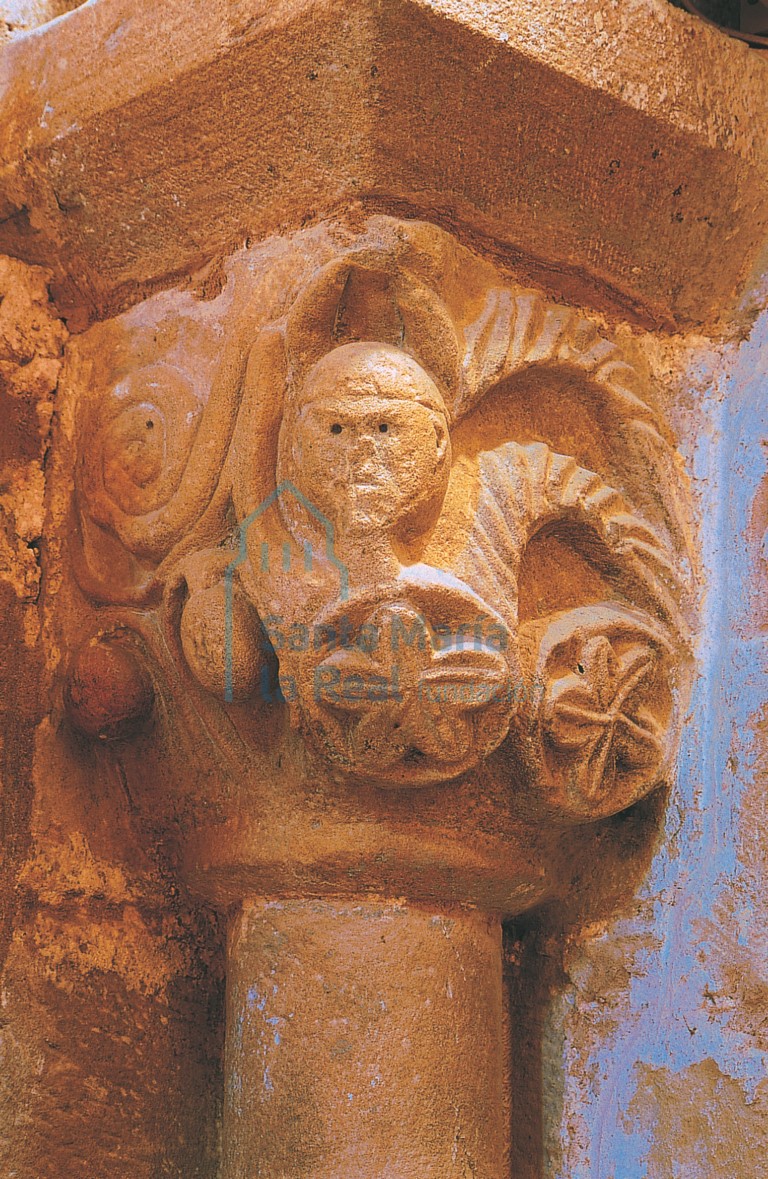 Capitel románico reutilizado en el interior