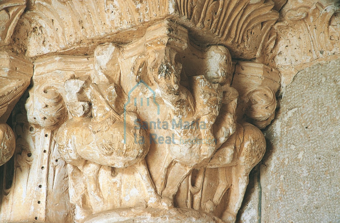 Capitel de la portada, con combate entre un caballero y un centauro Capitel de la portada, con combate entre un caballero y un centauro