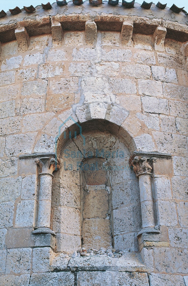 Vista exterior de la ventana del ábside