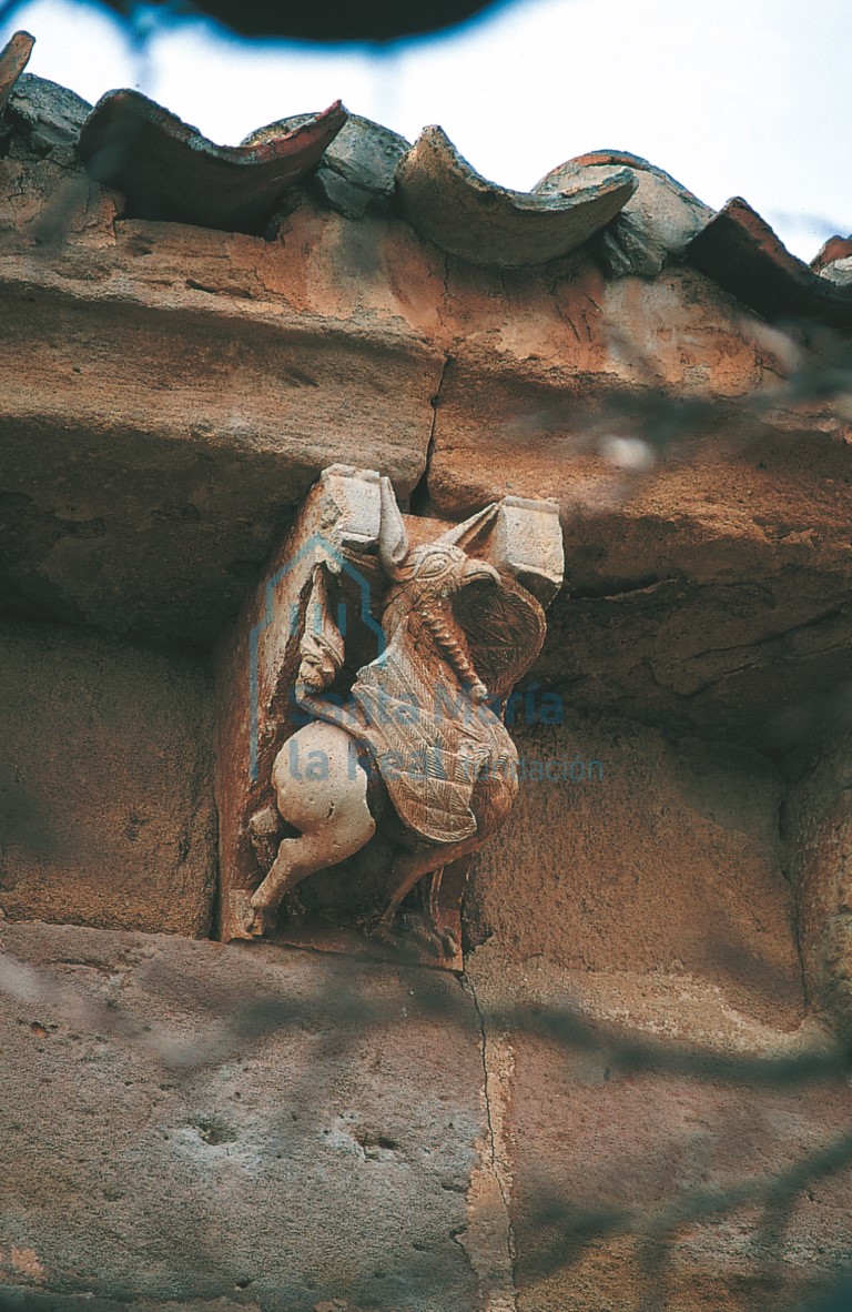 Canecillo del ábside con grifo