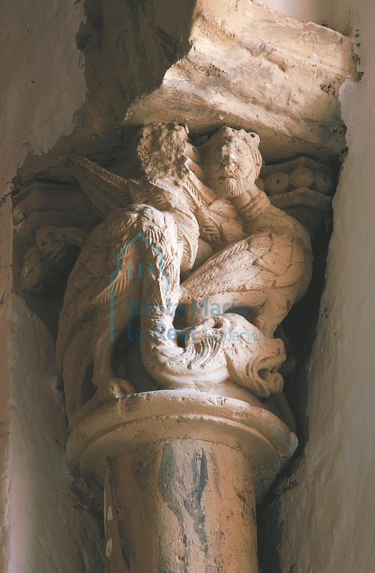 Capitel interior de la ventana sur del ábside