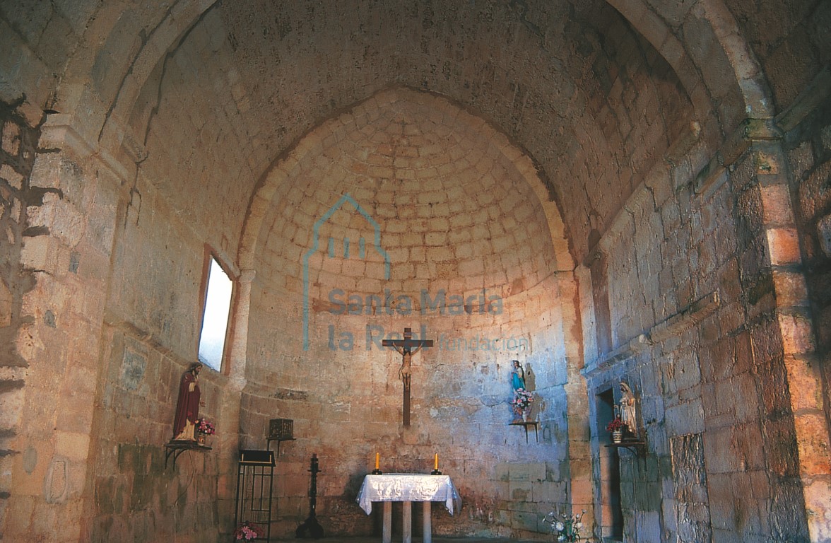 Interior, hacia la cabecera