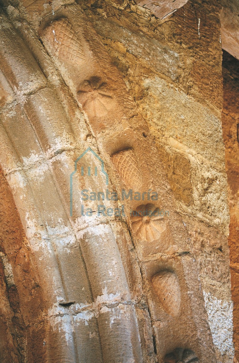 Detalle de las arquivoltas de la portada