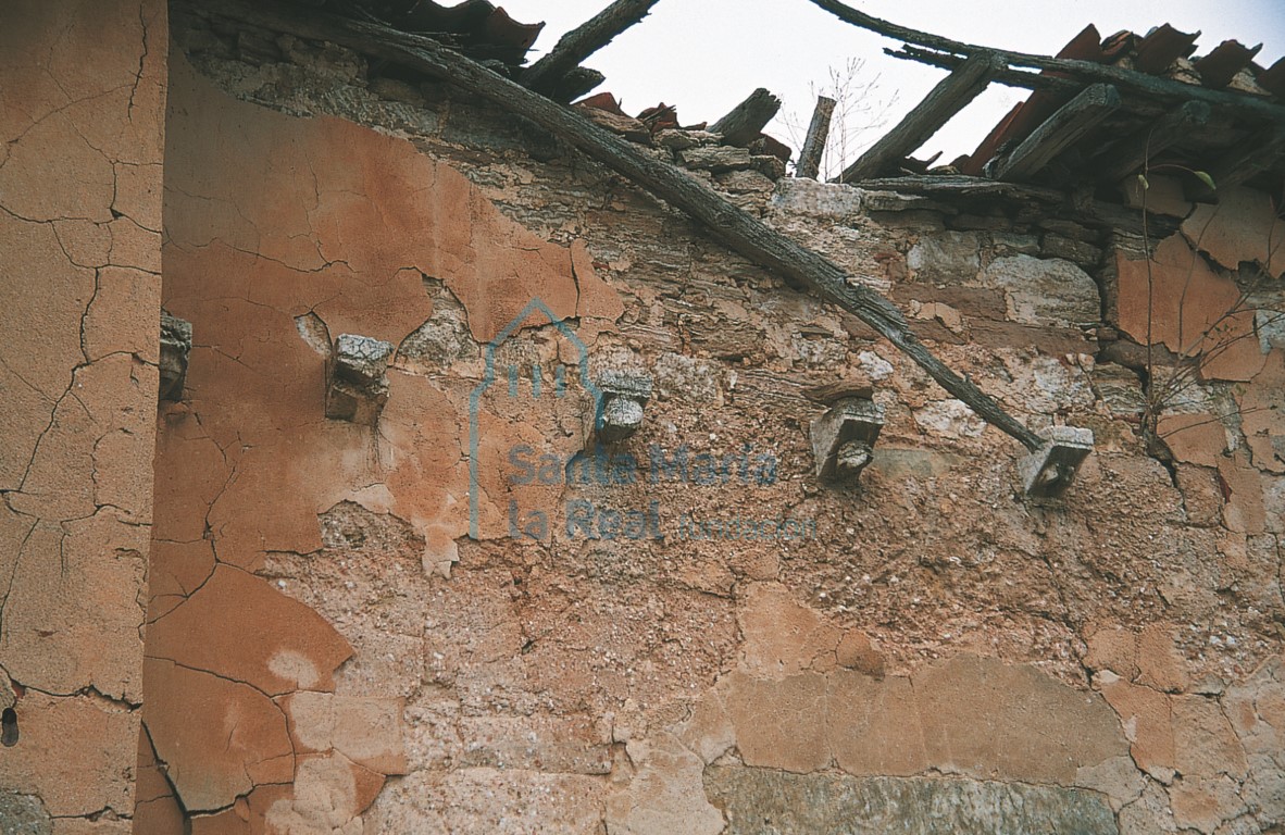 Canecillos del muro sur de la cabecera