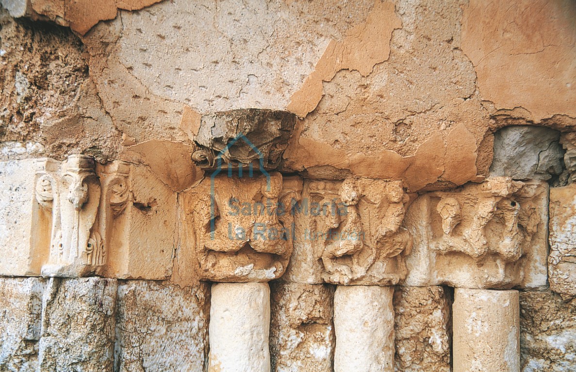 Capiteles del lado izquierdo de la portada