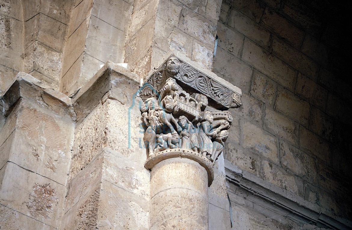 Capitel historiado del arco triunfal