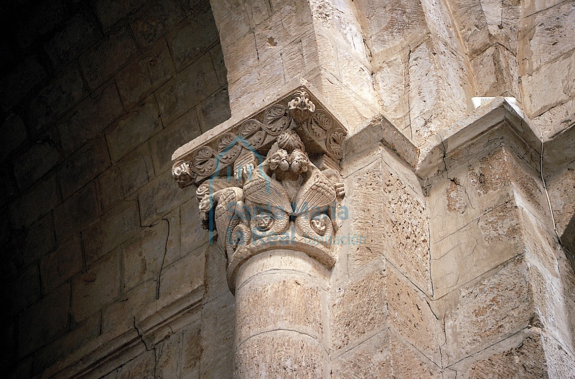 Capitel del arco triunfal con basiliscos