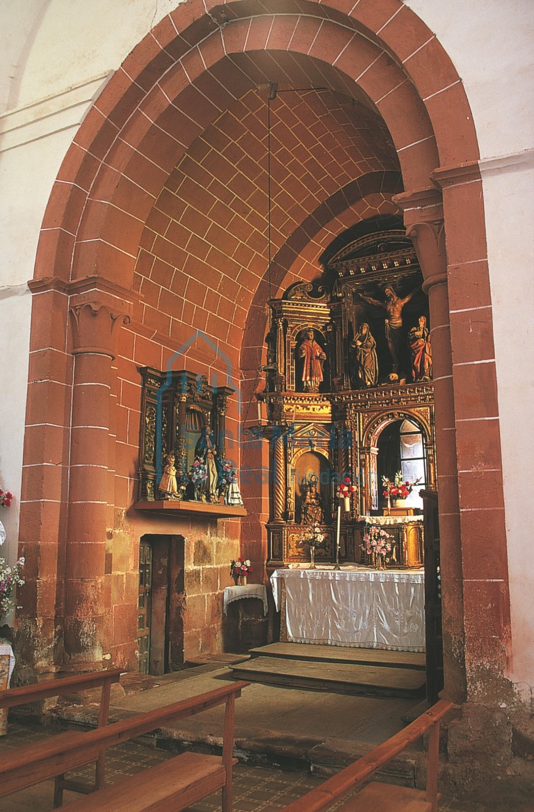 Cabecera románica, convertida en capilla de la epístola