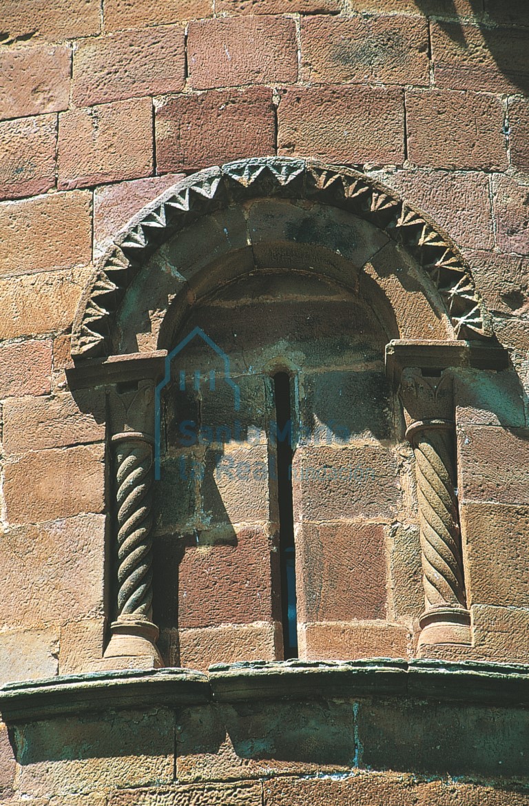 Ventana del ábside románico, exterior