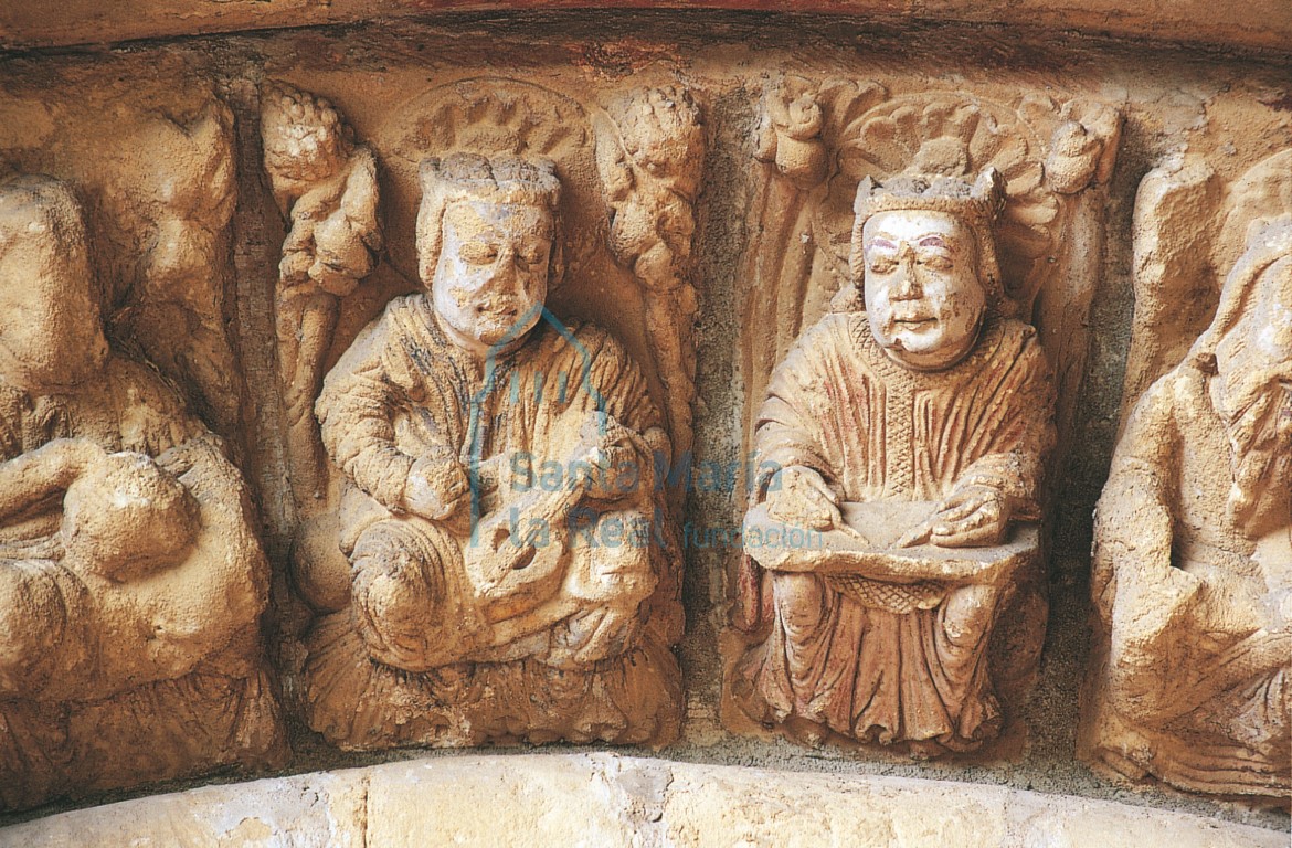 Ancianos músicos de la arquivolta de la portada. En el Paseo de la Isla de Burgos