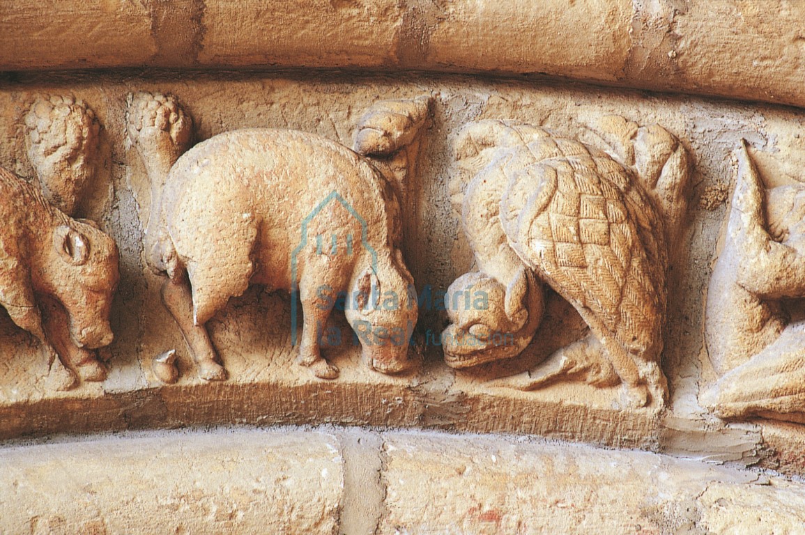 Detalle de la arquivolta de la portada. En el Paseo de la Isla de Burgos