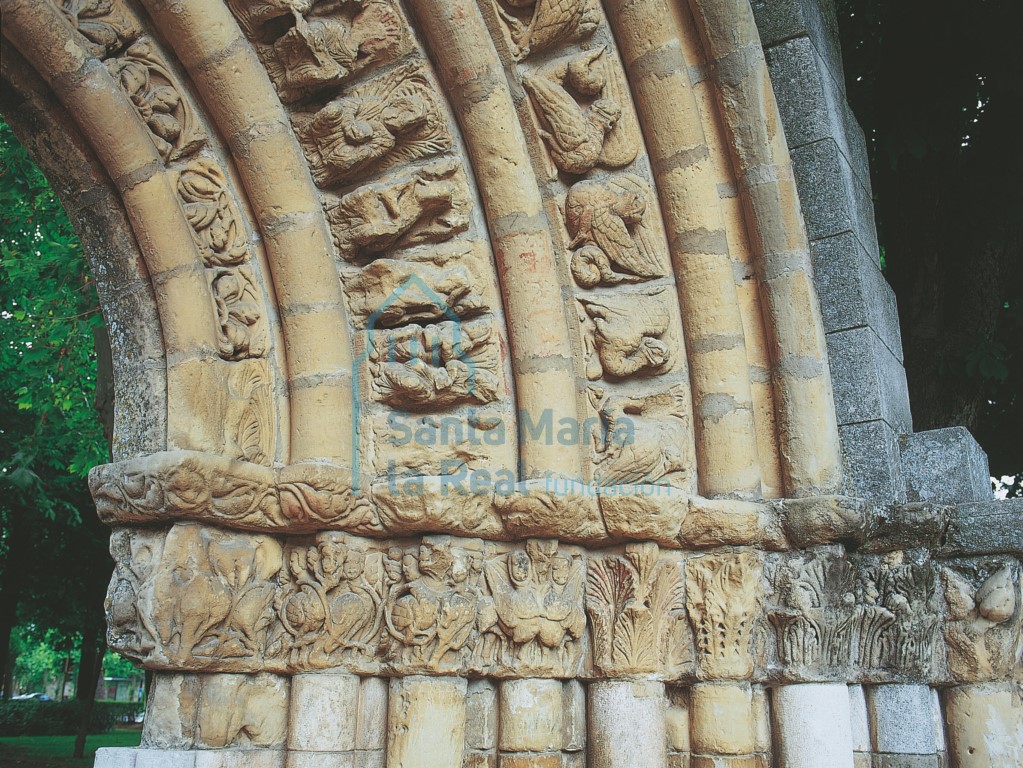 Detalle de la portada. En el Paseo de la Isla de Burgos