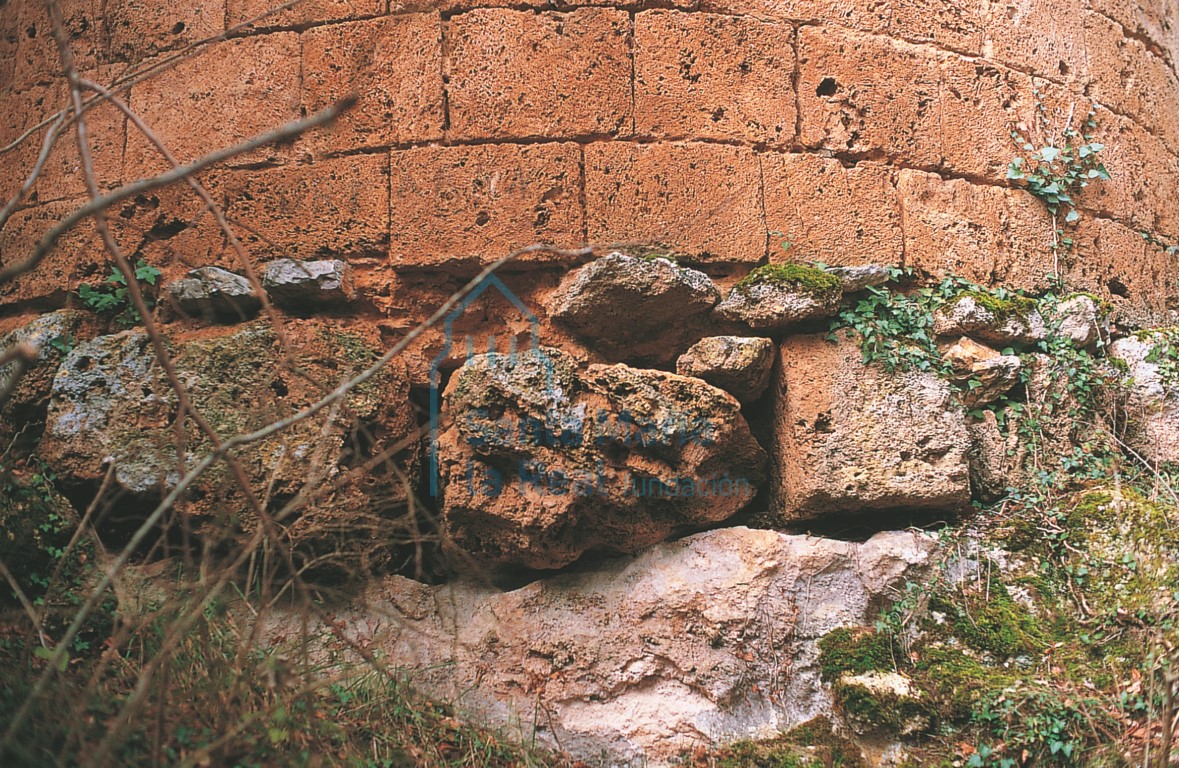 Ruinas del basamento descarnado del hemiciclo
