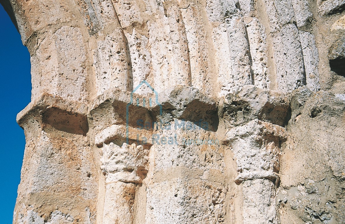 Detalle de los capiteles orientales en la portada