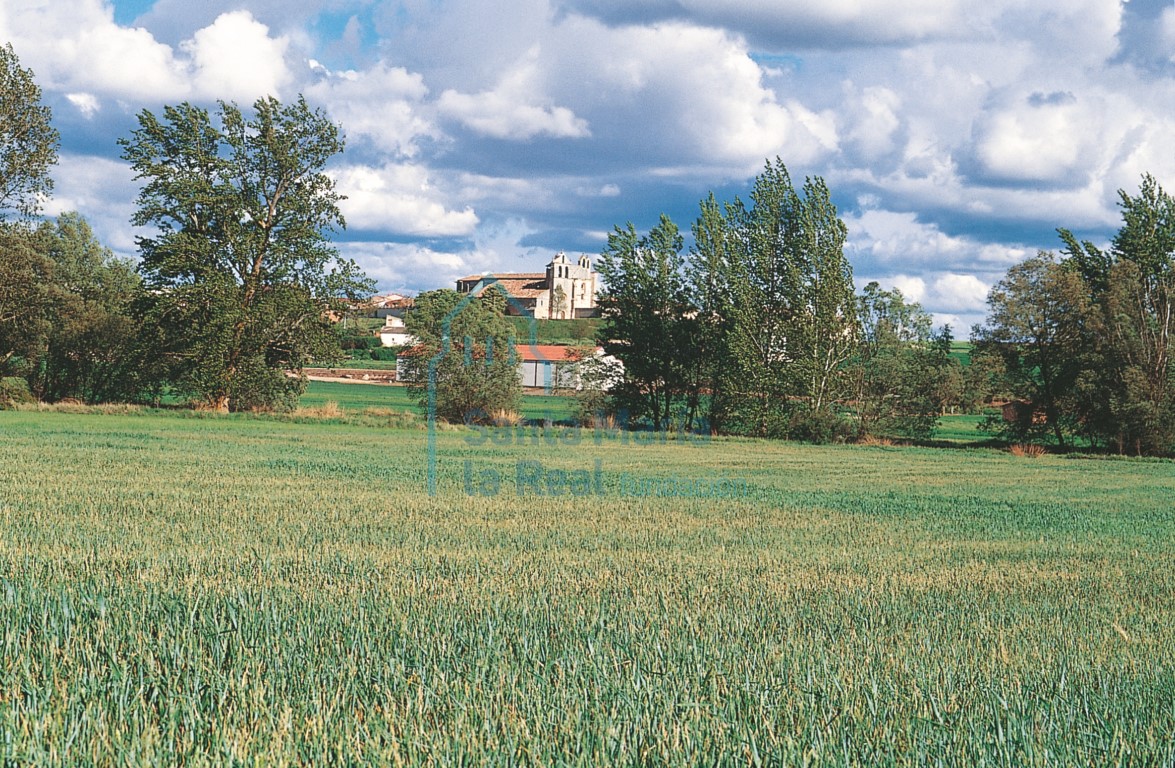 Panorámica del pueblo y del monasterio