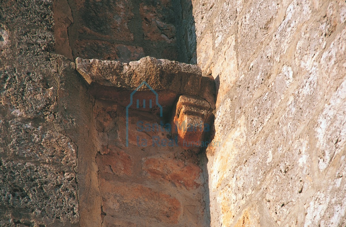 Canecillo reutilizado en el muro sur