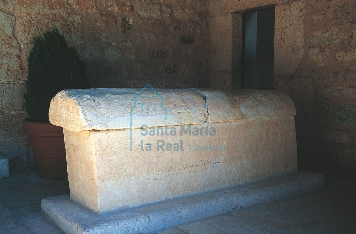 Sepulcro prerrománico en el pórtico Sepulcro prerrománico en el pórtico