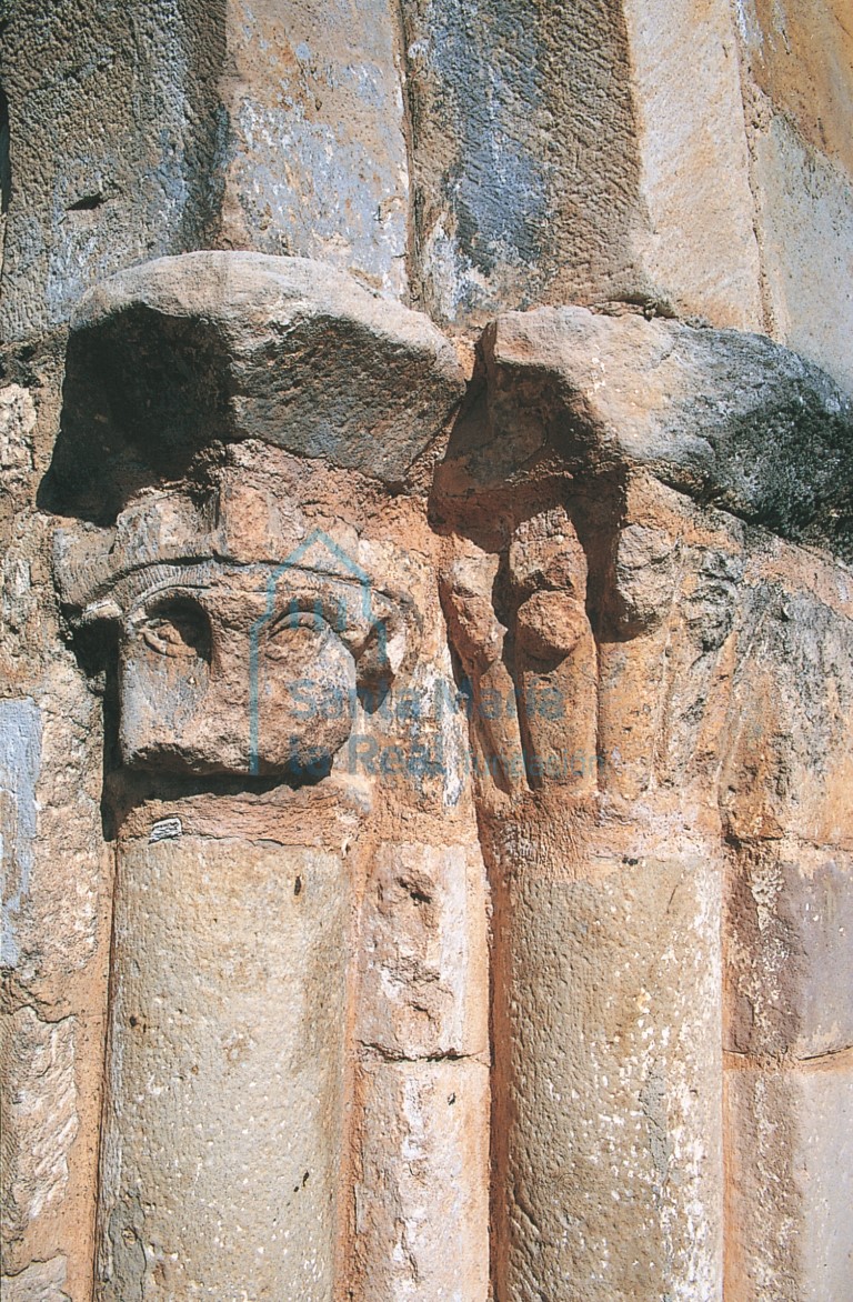 Capiteles de la portada procedentes de la iglesia de Santa Eulalia de Mazariegos