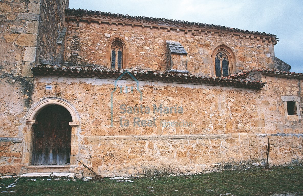 Fachada sur, con el arco románico