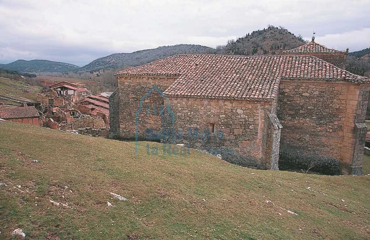 La iglesia y el calcinado caserío de Castroceniza