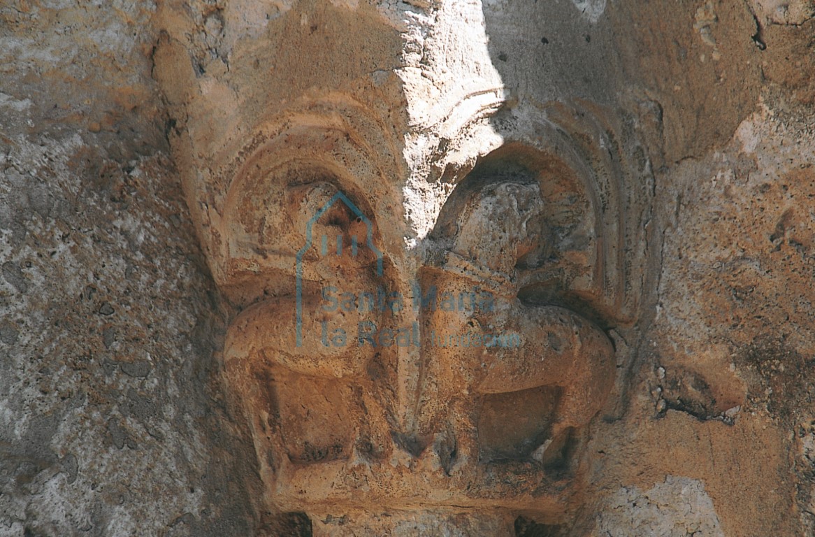 Capitel oriental de la portada