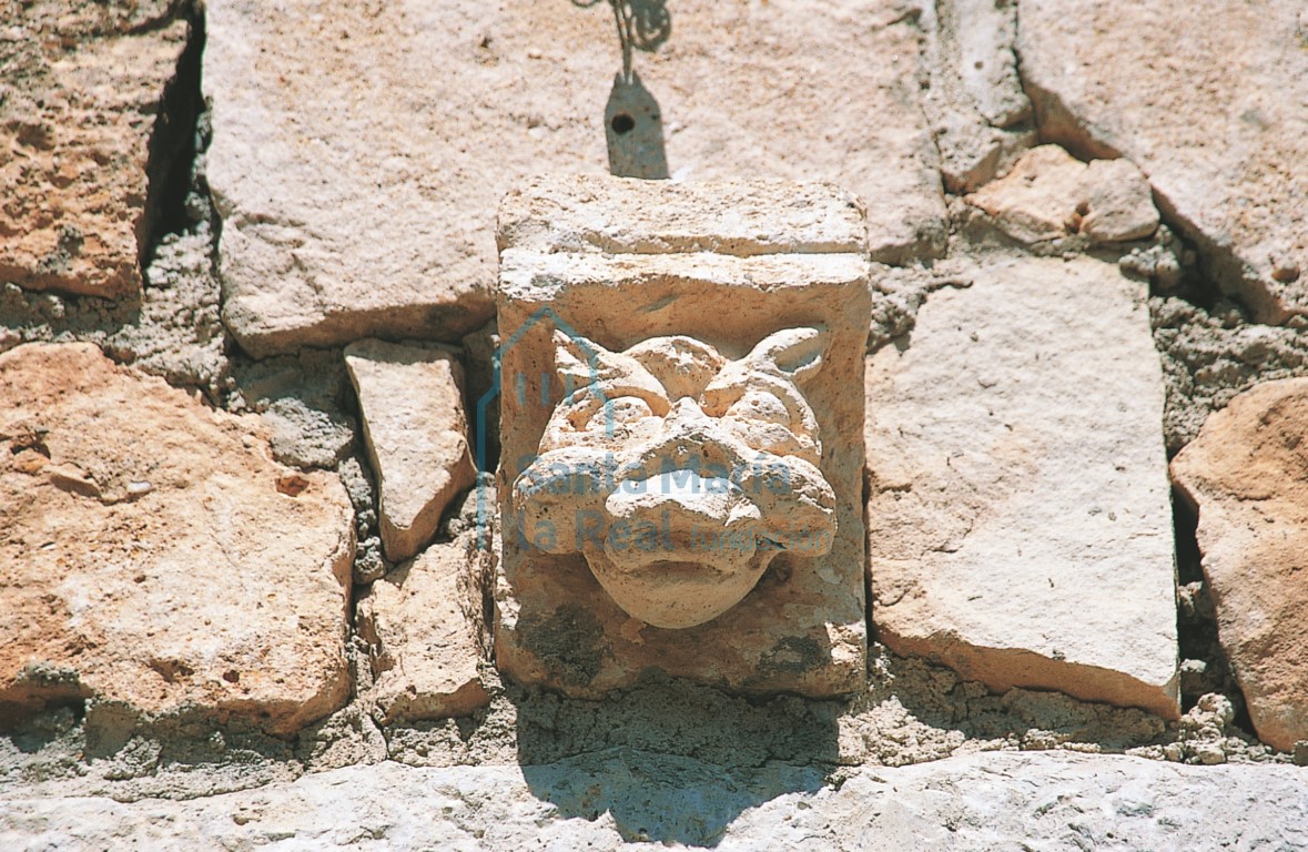 Canecillo procedente de la Iglesia de Santa Marina, ahora en la bodega-merendero de Quintana