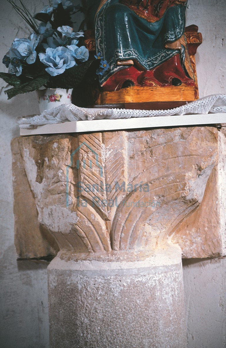 Capitel románico del interior