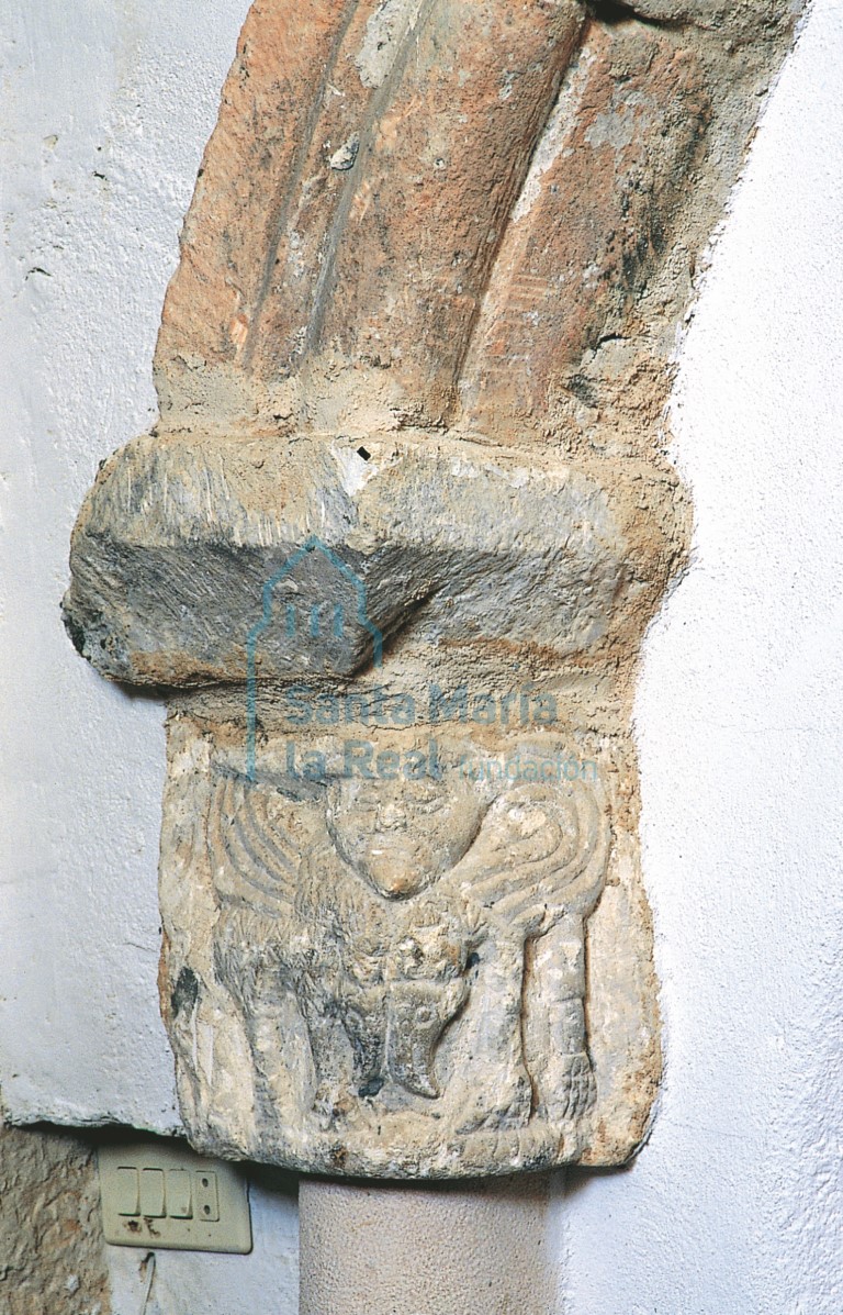 Capitel de las arquerías septentrionales