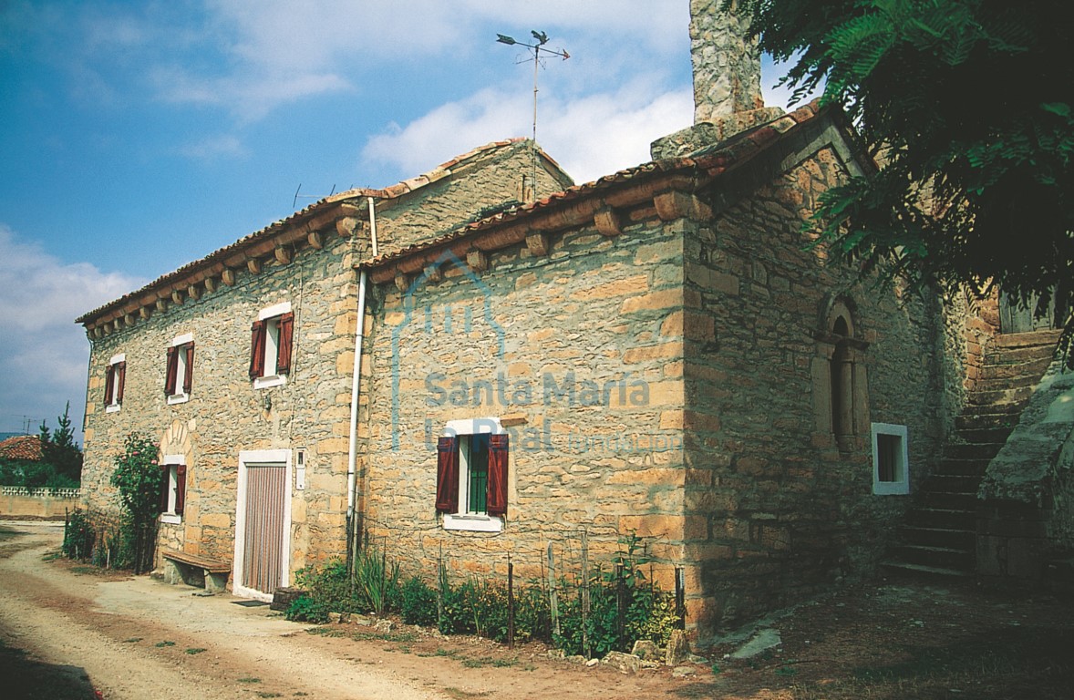 Antigua ermita convertida en vivienda, vista desde el sureste