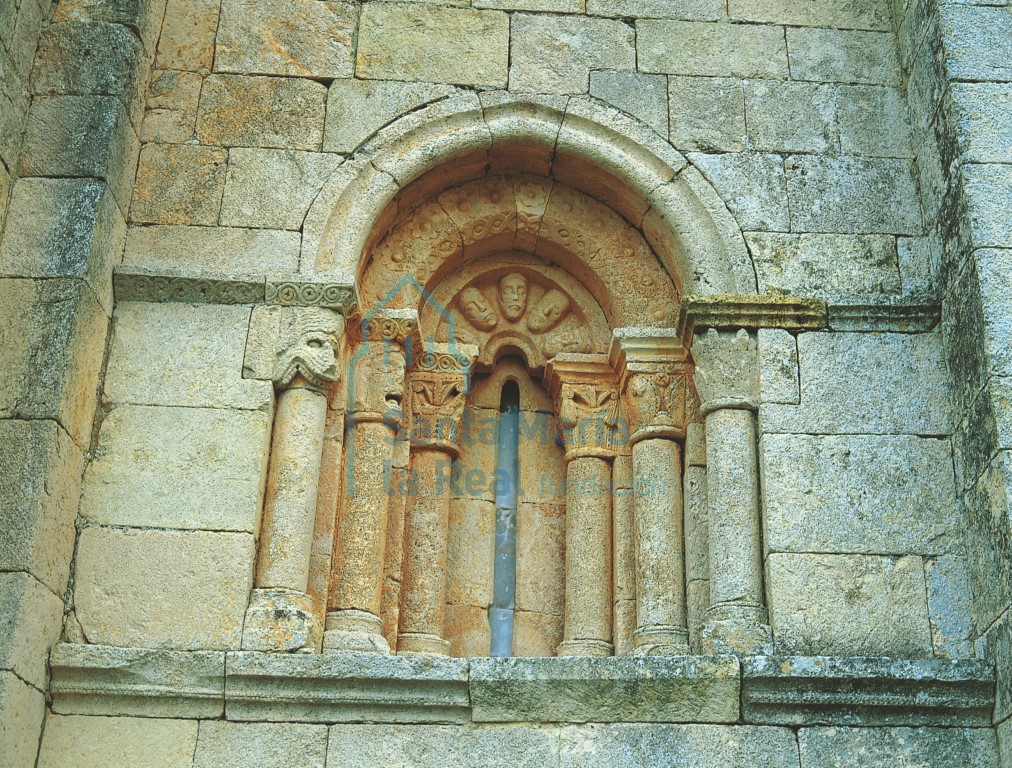 Ventana del muro sur del presbiterio