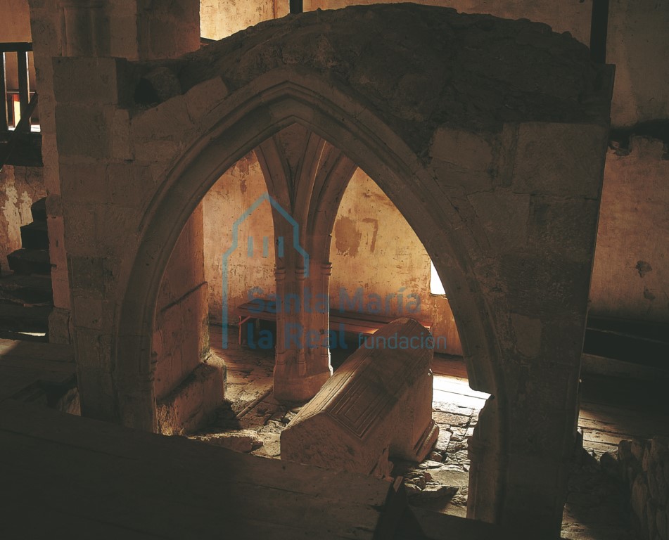 Sepulcro románico y baldaquino gótico