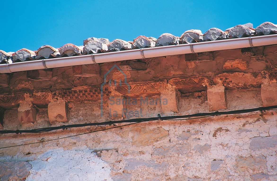 Cornisa con fragmentos reutilizados en la obra gótica