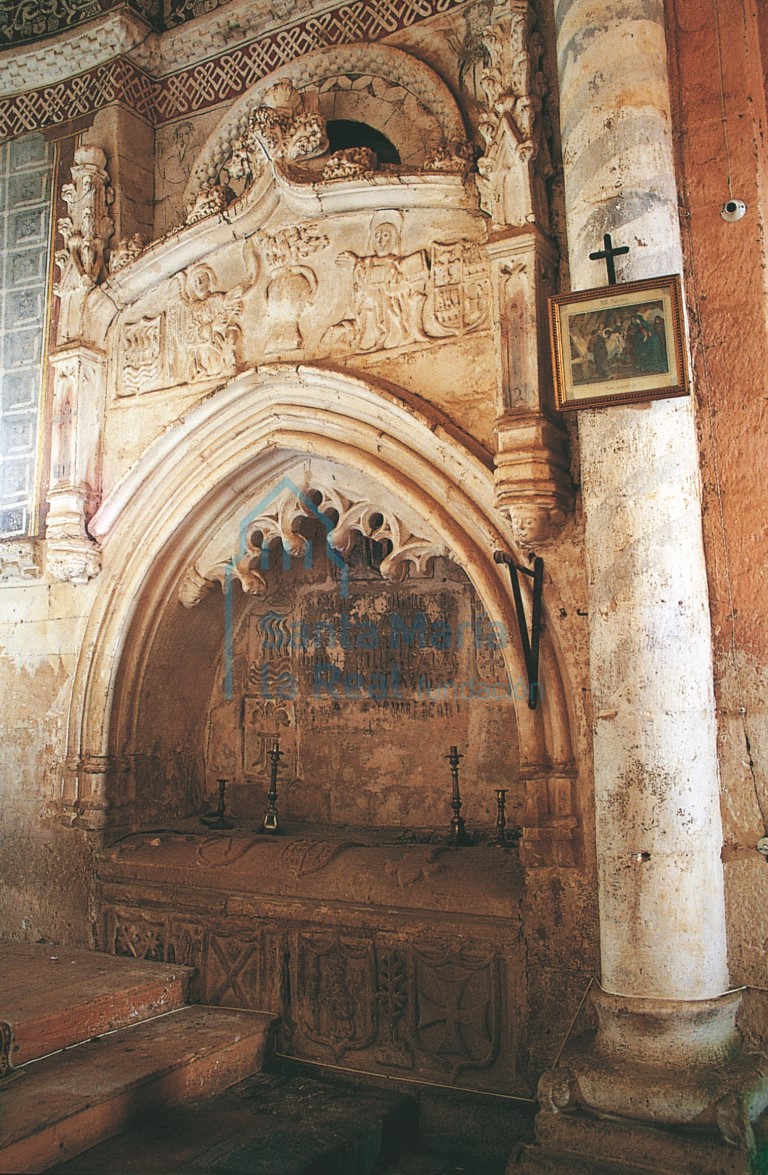 Sepulcro gótico de Alfonso García de Bárcena, cubriendo ventana románica del presbiterio