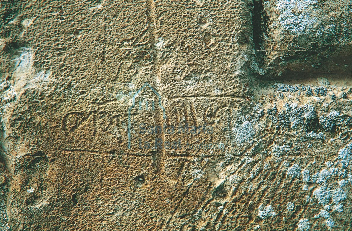 Grafito en la ventana del testero