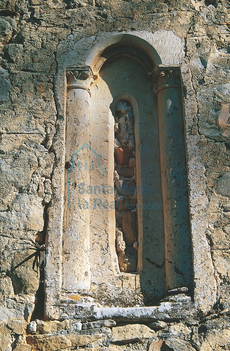 Ventana reutilizada en el hastial occidental de la nave