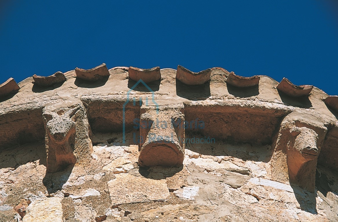 Canecillos y capitel del ábside