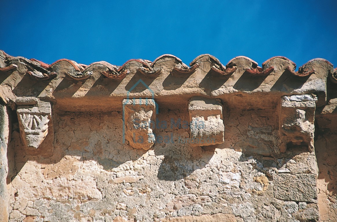 Canecillos del muro sur del presbiterio