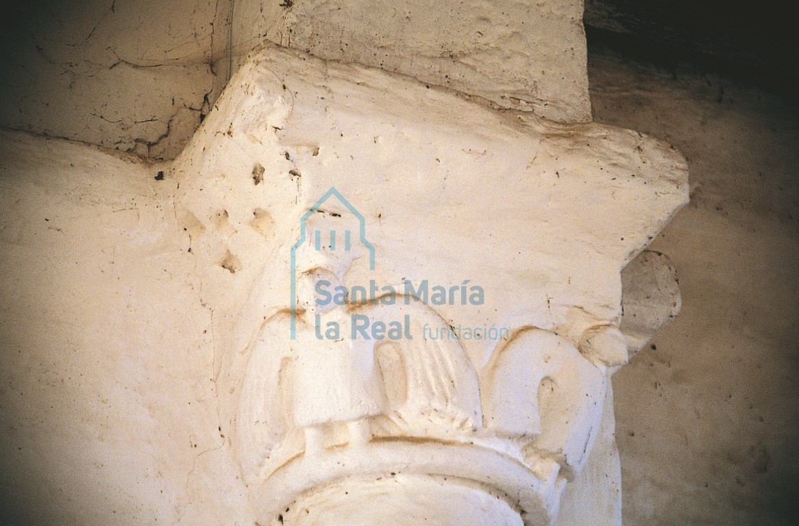 Capitel del arco triunfal. Águilas de alas explayadas